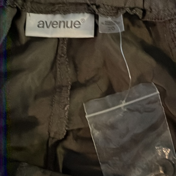 Very light, summery pants. Size 20. 2 zippered pockets. NWOT - Picture 2 of 3